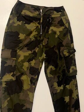 Wild Fable Camo Silky Cargo Pants in Green/Black/Brown (Women’s 4)